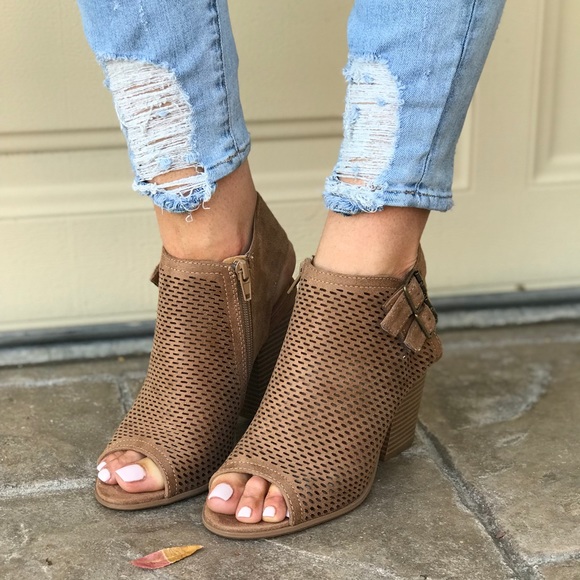 NIB Tan Double Buckle Perforated Slingback Sandal - Picture 4 of 4